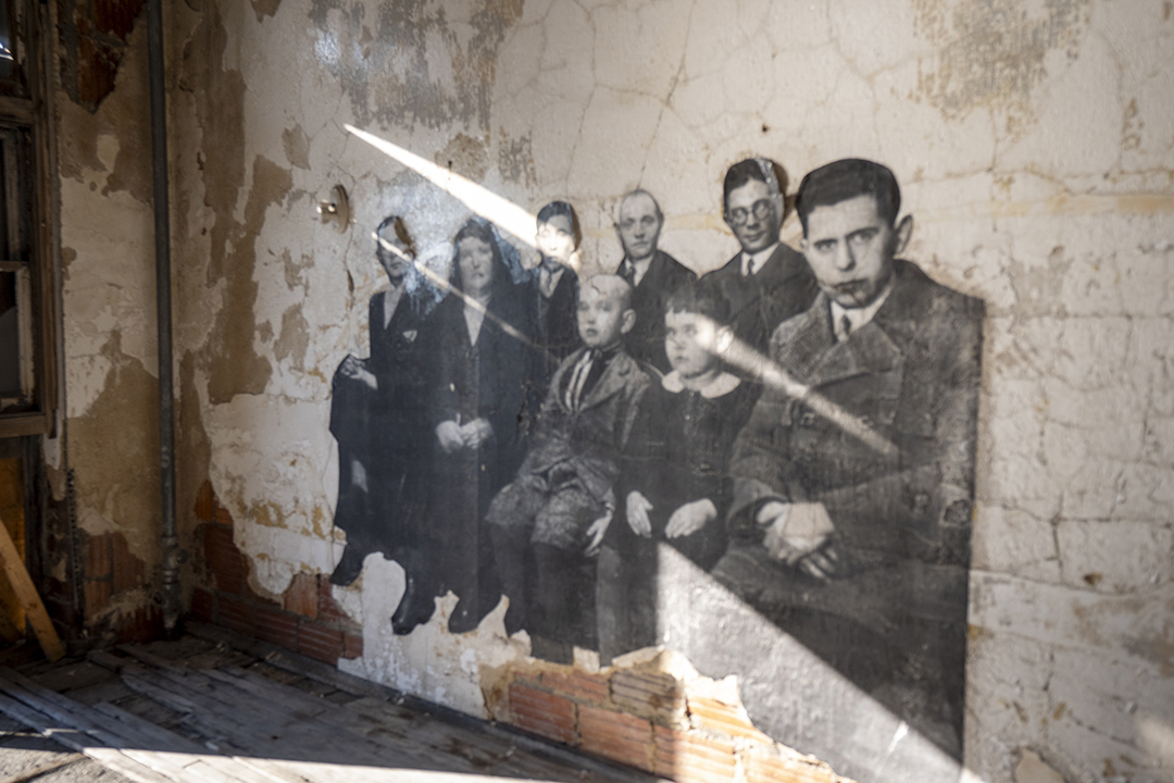 photo of immigrants on wall of Ellis Island museum