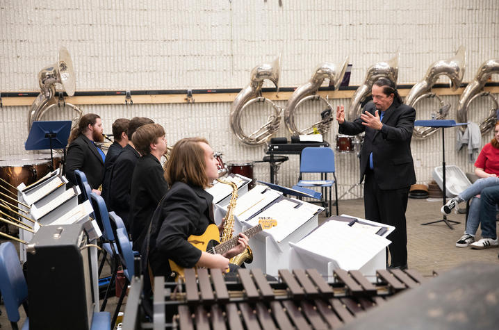 Image of Osland in studio conducting students. 