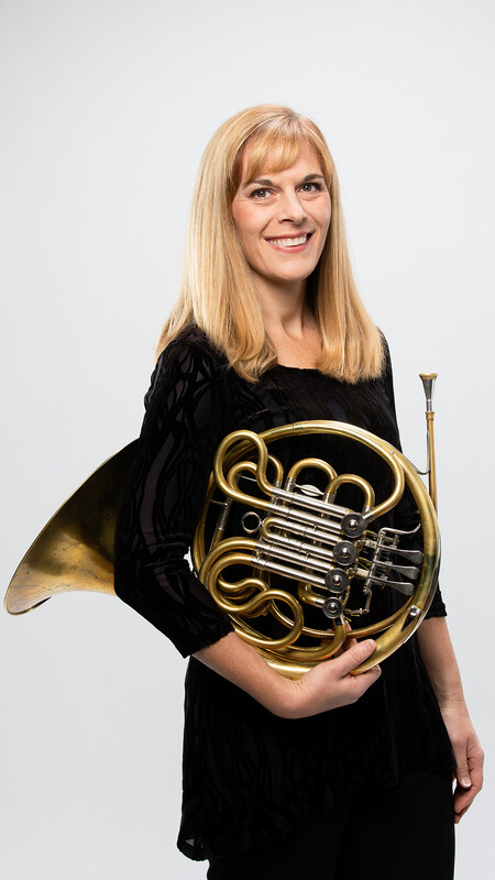 Elizabeth Freimuth headshot with French horn
