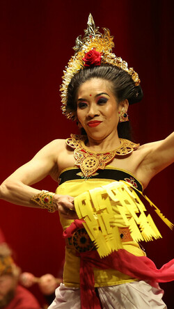 Image of UK Balinese Gamelan Angklung Langen Kert dancer in traditional dress 