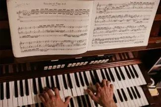 person playing organ